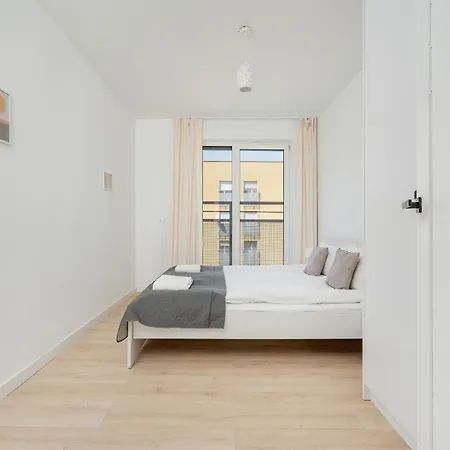 New Sunny 2 Bedroom With Parking And Air Conditioning By Renters ヴロツワフ
