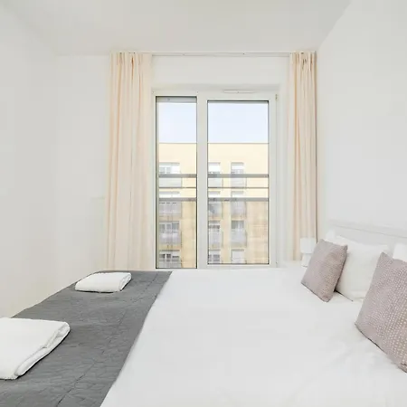 New Sunny 2 Bedroom With Parking And Air Conditioning By Renters 아파트 *