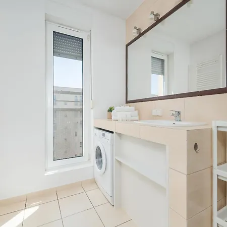 New Sunny 2 Bedroom With Parking And Air Conditioning By Renters ヴロツワフ
