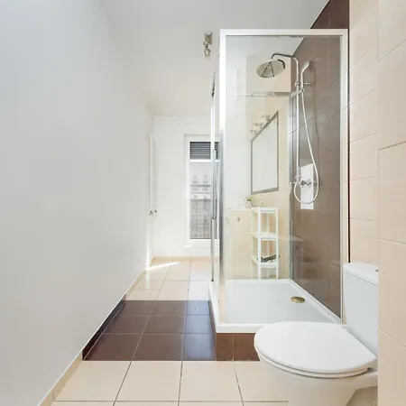 New Sunny 2 Bedroom With Parking And Air Conditioning By Renters 아파트